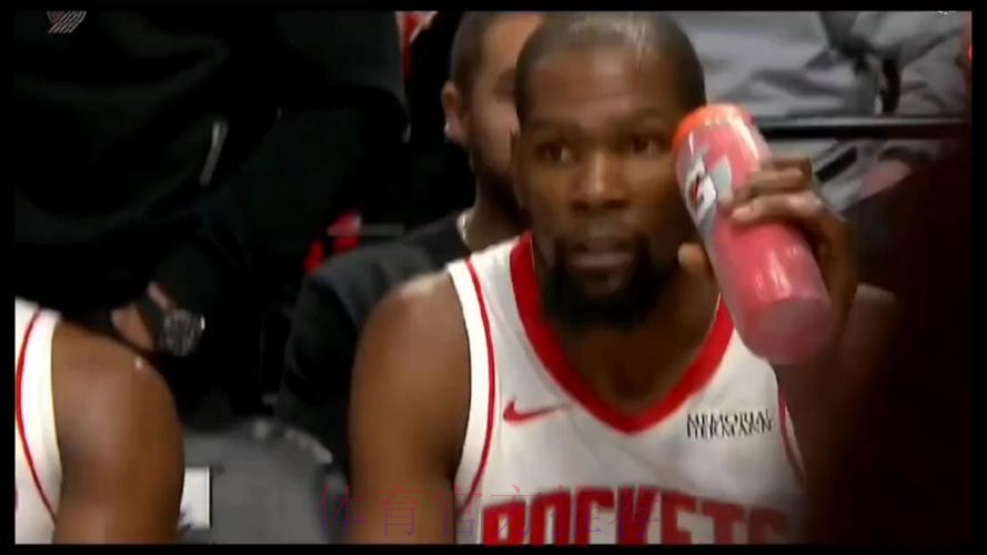 怒摔水瓶吓呆阿门,杜兰特真急了!火箭苦吞13分逆转两人难辞其咎 怒摔水瓶吓呆阿门,杜兰特真急了!火箭苦吞13分逆转两人难辞其咎